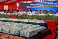 Petugas gabungan beserta bukti 2 ton sabu yang diamankan  di perairan Tanjung Balai Karimun, Kepulauan Riau, pada 2 Mei. Konferensi pers digelar di Batam, Kepri, Senin (26/5/2025). (Kompas.com)