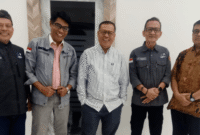 Pengurus PJS saat berfoto bersama Anggota Dewan Pers, Atmaji Sapto Anggoro, usai melakukan konsultasi rencana pendaftaran PJS sebagai konstituen Dewan Pers, Rabu (30/04/2025).