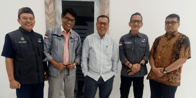 Pengurus PJS saat berfoto bersama Anggota Dewan Pers, Atmaji Sapto Anggoro, usai melakukan konsultasi rencana pendaftaran PJS sebagai konstituen Dewan Pers, Rabu (30/04/2025).