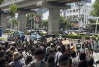 Puluhan warga Papua menggelar demonstrasi di Kantor Kemenham di Jalan Rasuna Said, Jakarta Selatan, Selasa (3/6) siang.(Cnn Indonesia)