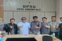 Ketua DPRD Kota Gorontalo, Irwan Hunawa, menerima kunjungan Ketua Umum DPP Pro Jurnalismedia Siber (PJS), Mahmud Marhaba, dalam suasana hangat dan penuh nostalgia, Senin (21/7).