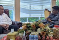 Ketum DPP PJS Mahmud Marhaba saat memberikan penjelasan rencana UKW Akbar Intim ke Gubernur Gorontalo, Gusnar Ismail, Rabu (23/07/2025) di ruang kerja Gubenur Gorontalo. (ist)
