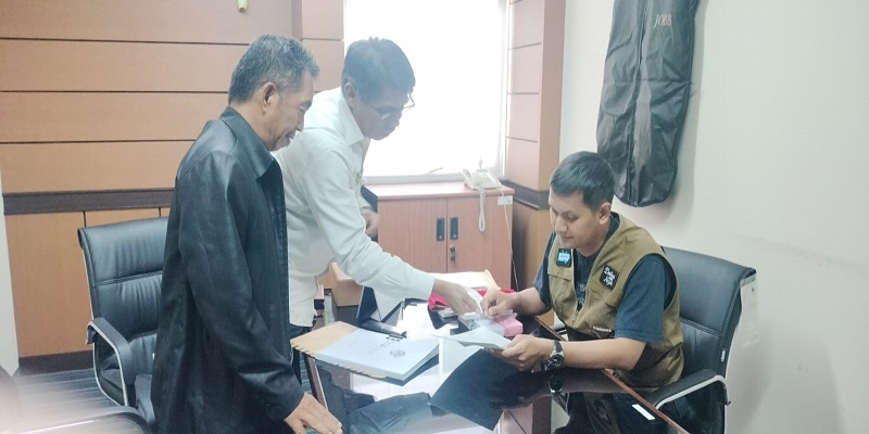 Ketua Umum DPP PJS, Mahmud Marhaba didampingi Ketua Divisi Humas DPP PJS, M. Yasir saat menyerahkan dokumen pendaftar calon konstituen Dewan Pers kepada Ketua Komisi Penelitian, Pendataan dan Ratifikasi Dewan Pers, Yogi Hadi Ismanto, Selasa (29/07/2025) di kantor Dewan Pers.