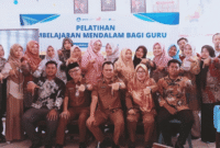 Plt. Kadisdik Labuhanbatu Abdi Jaya Pohan SH, foto bareng peserta pelatihan pembelajaran mendalam di SMPN 1 Rantau Selatan