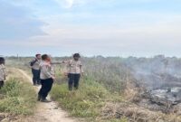 Anggota kepolisian Polda Riau saat meninjau titik api karhutla di Kabupaten Rokan Hilir (mcriau)
