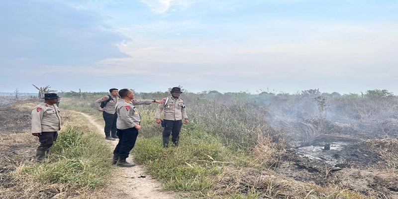 Anggota kepolisian Polda Riau saat meninjau titik api karhutla di Kabupaten Rokan Hilir (mcriau)