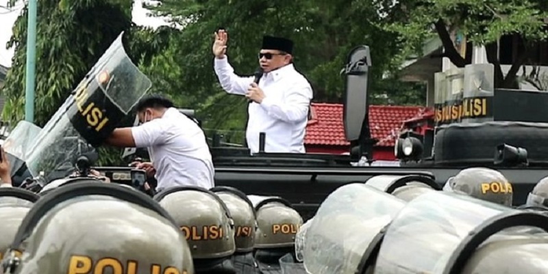 
Bupati Pati Sudewo menemui demonstran yang mendesaknya mundur di depan Kantor Bupati Pati, Rabu (13/8). (detik Jateng)
