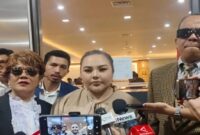 Selebgram Lisa Mariana (tengah) menemui awak media di Gedung Bareskrim Polri, Jakarta Selatan, Kamis (7/8/2025). (ANT)