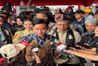 Wapres Gibran Rakabuming Raka bersama istrinya, Selvi Ananda, membuka Festival Pacu Jalur 2025 di Tepian Narosa, Kabupaten Kuantan Singingi, Riau. (mcr)