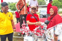 Plt Camat Peusangan, Rahmatsyah Harahap, S.Sos., MM, didampingi Kapolsek AKP Abdullah, menyerahkan hadiah utama berupa sepeda listrik kepada Dian Ekawati, petugas kebersihan Universitas Almuslim (Umuslim) Peusangan, pada acara jalan santai memperingati HUT ke-80 Republik Indonesia, Sabtu (16/8/2025).