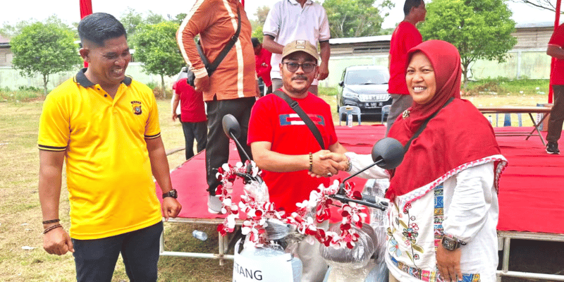 Plt Camat Peusangan, Rahmatsyah Harahap, S.Sos., MM, didampingi Kapolsek AKP Abdullah, menyerahkan hadiah utama berupa sepeda listrik kepada Dian Ekawati, petugas kebersihan Universitas Almuslim (Umuslim) Peusangan, pada acara jalan santai memperingati HUT ke-80 Republik Indonesia, Sabtu (16/8/2025).