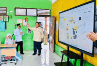 Presiden RI, Prabowo Subianto saat meninjau sekolah dalam proses belajar mengajar