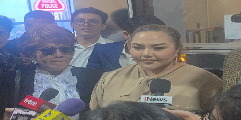 Lisa Mariana meminta maaf terbuka kepada Atalia Praratya alias Ibu Cinta atas kasus DNA anak yang melibatkan dirinya dan Ridwan Kamil. (CNN Indonesia)