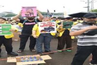 BEM UI menggelar aksi demo di depan Gedung DPR RI, Senayan, Jakarta Pusat, Selasa (9/9/2025). Dalam aksi meminta agar Purbaya dicopot dari jabatannya.(lensafakta.com)