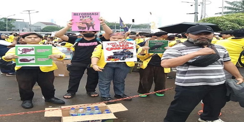 BEM UI menggelar aksi demo di depan Gedung DPR RI, Senayan, Jakarta Pusat, Selasa (9/9/2025). Dalam aksi meminta agar Purbaya dicopot dari jabatannya.(lensafakta.com)