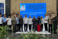 Bupati Labuhanbatu dr. Hj Maya Hasmita SpOG MKM foto bareng bersama peserta saat menghadiri acara Focus Group Discussion (FGD), pada Rabu 23 Juli 2025.
