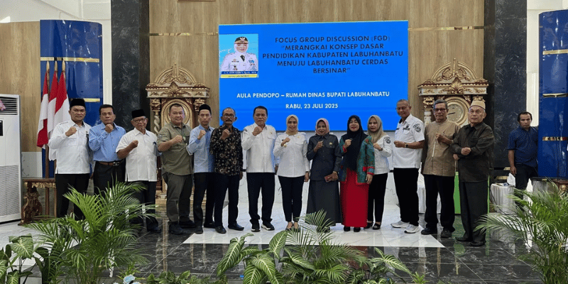 Bupati Labuhanbatu dr. Hj Maya Hasmita SpOG MKM foto bareng bersama peserta saat menghadiri acara Focus Group Discussion (FGD), pada Rabu 23 Juli 2025.