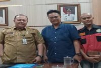 Ketua DPC PJS Kota Medan saat berfoto bersama Sekretaris Dinas Pendidikan Kota Medan, Andy Yudhistira, M.Pd, Senin (29/09/2025).