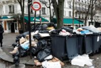 Tumpukan sampah disalah satu sudut kota Paris, Prancis. (ft: Cnn Indonesia)