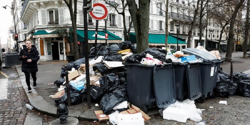 Tumpukan sampah disalah satu sudut kota Paris, Prancis. (ft: Cnn Indonesia)