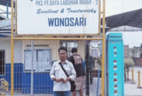Samsuar Damanik saat digerbang PT. DLI 2 Wonosari, setelah usai menemui pihak HRD bersama awak media.