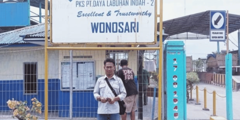 Samsuar Damanik saat digerbang PT. DLI 2 Wonosari, setelah usai menemui pihak HRD bersama awak media.