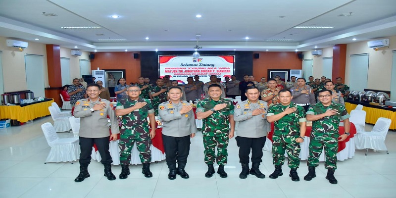 Kapolda Sulawesi Tengah Irjen Pol Dr. Agus Nugroho menyambut hangat kunjungan kerja perdana Pangdam XXIII/Palaka Wira Mayjen TNI Jonathan Binsar Parluhutan Sianipar di Mapolda Sulteng, Jumat (19/9/2025). 