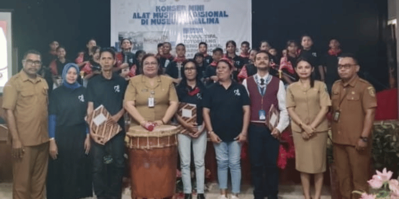 UPTD Museum Siwalima Ambon, yang berada di bawah naungan Dinas Pendidikan dan Kebudayaan Provinsi Maluku, resmi menutup kegiatan Belajar Bersama Alat Musik Tradisional di Museum (BBDM) Tahun 2025. Program yang berlangsung sejak 1 hingga 20 Oktober 2025