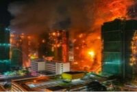 Kebakaran besar melanda kompleks apartemen Wang Fuk Court di Tai Po, Hong Kong, pada Rabu (26/11), menewaskan sedikitnya 36 orang dan menyebabkan 279 warga lainnya masih belum ditemukan. (Ft: SindoNews/South China morning post)