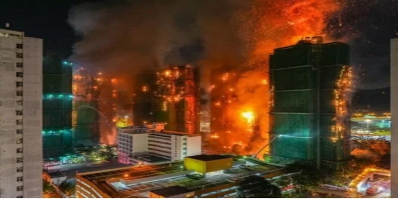 Kebakaran besar melanda kompleks apartemen Wang Fuk Court di Tai Po, Hong Kong, pada Rabu (26/11), menewaskan sedikitnya 36 orang dan menyebabkan 279 warga lainnya masih belum ditemukan. (Ft: SindoNews/South China morning post)