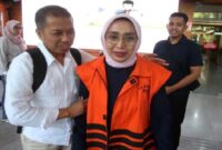 Direktur Utama PT ASDP periode 2017–2024, Ira Puspadewi, bersama dua koleganya berpeluang menghirup udara bebas pada Kamis (27/11) hari ini, setelah pemerintah mengumumkan rencana pemberian rehabilitasi yang ditandatangani Presiden RI Prabowo Subianto. (Cnn indonesia/ANT).