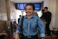 Roy Suryo saat menghadiri pangilan Polda Metro Jaya terkait kasus ijazah palsu Joko widodo. (cnn indonesia.com)