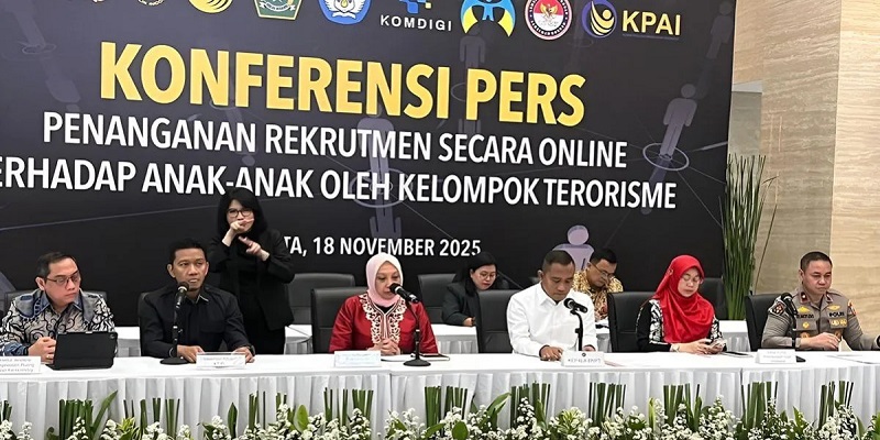Densus 88 AT Polri bersama BNPT menggelar konferensi pers "Penanganan Anak Rekrutmen Secara Online Terhadap Anak-anak Oleh Kelompok Terorisme" di Gedung Bareskrim Polri, Jakarta, Selasa (18/11/2025). ANT