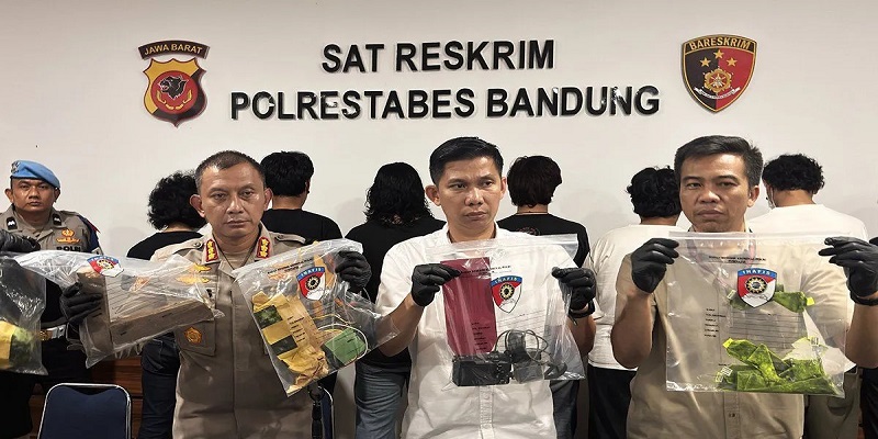Kapolrestabes Bandung Kombes Pol Budi Sartono saat ungkap kasus penemuan bom di Kota Bandung, Jawa Barat, Rabu (24/12/2025). (ANT)