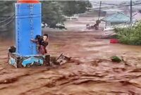 Beberapa warga berusaha meyelamatkan diri dari hantaman banjir lumpur di Sumatera beberapa waktu lalu. (batak.pos)