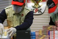 KPK mengungkapkan kasus dugaan korupsi di lingkungan Direktorat Jenderal Bea dan Cukai Kementerian Keuangan bermula dari rencana PT Blueray Cargo (BR) memasukkan barang impor KW agar tidak diperiksa saat masuk ke Indonesia. (ANT/CNN Indonesia)
