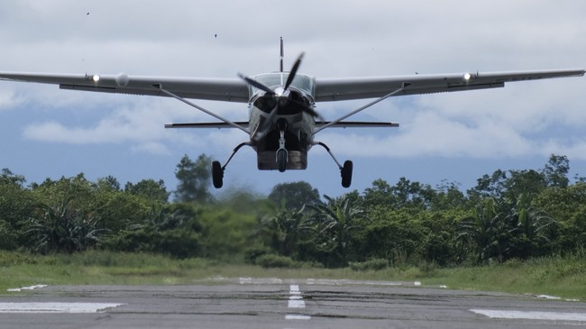 Pesawat Cessna PK-SNR Smart Air ditembak di Bandara Koroway Batu, Boven Digoel, Papua Selatan. Dua pilot dilaporkan meninggal.
(Tangakapan layar web smartaviation.co.id/CNN Iindonesia)