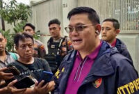 Direktur Tipideksus Bareskrim Polri, Brigjen Ade Safri Simanjuntak memberikan keterangan terkait penggeledahan tiga perusahaan terkait TPPU emas ilegal di Surabaya dan SIdoarjo. (CNN Indonesia)