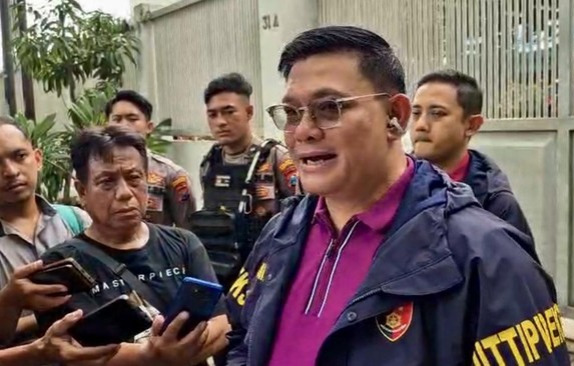 Direktur Tipideksus Bareskrim Polri, Brigjen Ade Safri Simanjuntak memberikan keterangan terkait penggeledahan tiga perusahaan terkait TPPU emas ilegal di Surabaya dan SIdoarjo. (CNN Indonesia)
