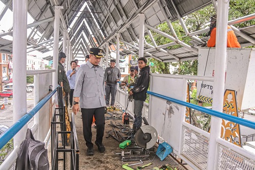  Wali Kota (Wako) Pekanbaru Agung Nugroho meninjau langsung pekerjaan revitalisasi Jembatan Penyeberangan Orang (JPO) di Jalan Jenderal Sudirman, Kamis (16/4/26).