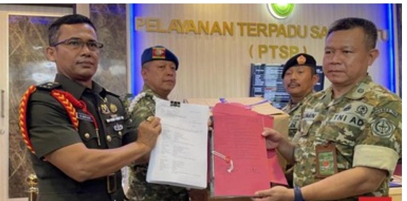 Penyerahan berkas kasus air keras Andrie Yunus ke Pengadilan Militer. (CNN Indonesia)