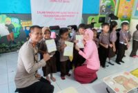 Kapolres Tojo Una-Una AKBP Yanna Djayawidya dan Ketua Yayasan Kemala Bhayangkari Cabang 13 Tojo Una-Una, Ny.Rosya Yanna saat foto bersama para siswa pemenang lomba mewarnai di Aula TK Kemala Bhayangkari, Kamis (2/4/2026).