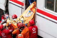 Kronologi kecelakaan maut kereta di Stasiun Bekasi Timur tak terlepas dari rangkaian kejadian taksi Green SM Indonesia yang tertabrak KRL di perlintasan rel. (CNN Indonesia/Reuters)