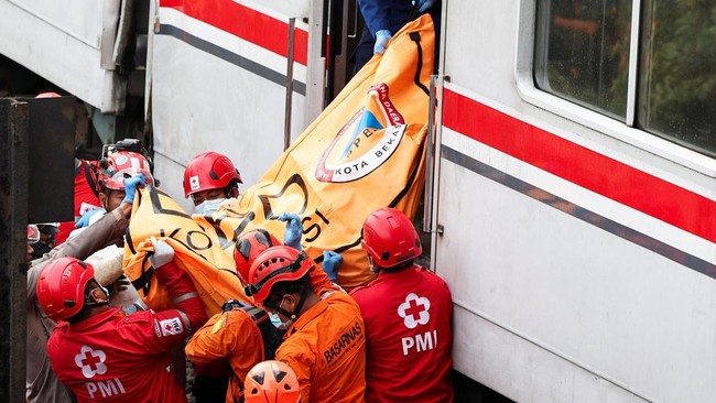 Kronologi kecelakaan maut kereta di Stasiun Bekasi Timur tak terlepas dari rangkaian kejadian taksi Green SM Indonesia yang tertabrak KRL di perlintasan rel. (CNN Indonesia/Reuters)
