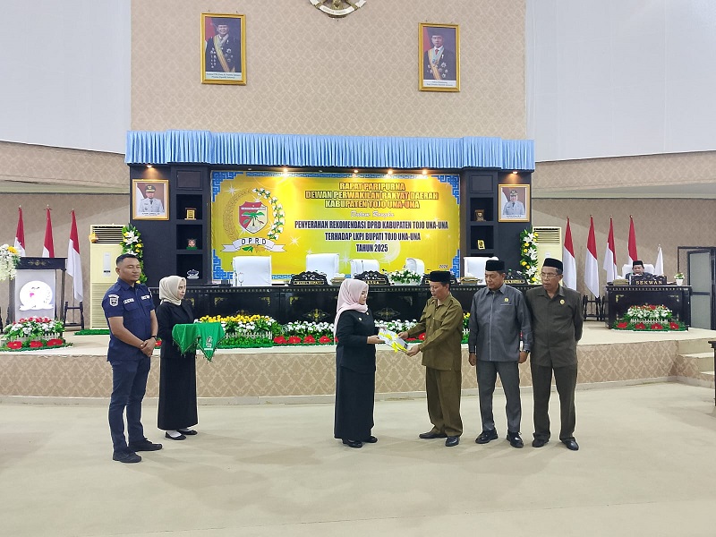 Ketua DPRD Tojo Una-Una, Gusnar A. Suleman, didampingi Wakil Ketua DPRD Rizal C. Panjili dan Jafar M. Amin menyerahkan dokumen LKPJ Tahun 2025 kepada Wakil Bupati Hj. Surya Lapasiri diruang sidang DPRD, Rabu (22/4/2026).