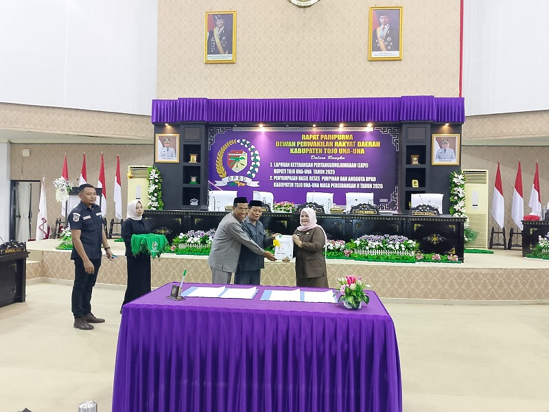 Wakil Bupati Tojo Una-Una, Hj.Surya Lapasiri saat menyerahkan LKPJ Bupati Tahun 2025 kepada Ketua DPRD Tojo Una-Una, Gusnar A.Suleman, yang didampingi Wakil Ketua DPRD Jafar M. Amin pada Selasa (31/3/2026).
