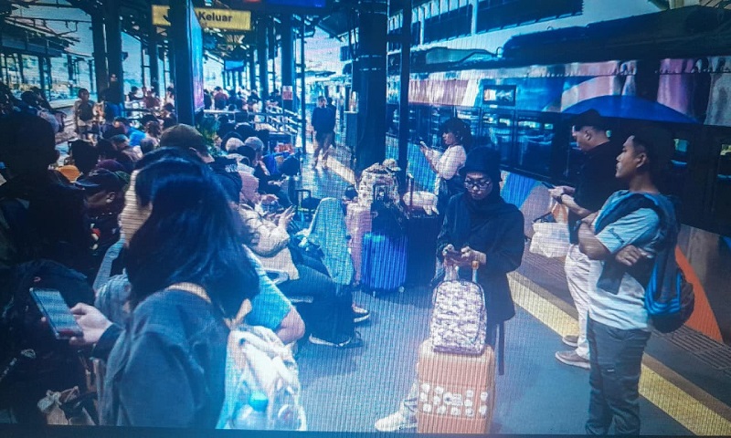 KAI Daop 1 Jakarta mengumumkan pembatalan 8 perjalanan kereta dari keberangkatan Stasiun Pasarsenen dan Stasiun Gambir, Jakarta, hari ini, Rabu (29/4). (Foto: CNN Indonesia)
