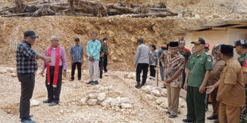Pemerintah Kabupaten Banggai Kepulauan bersama PT Mahurang Raya Bangkep lakukan peletakan batu pertama pembangunan SPBU Kompak Patukuki yang berlokasi di Desa Patukuki, Kecamatan Peling Tengah, Senin (20/04/2026)