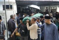 Para tokoh masyarakat Riau, pejabat Pemprov Riau, dan rekan sejawat ikut melepas jenazah Sekjen PWI pusat Zulmansyah Sekedang, ke TPU Jalan Kartama Pekanbaru pada
Sabtu (18/5/2026).
