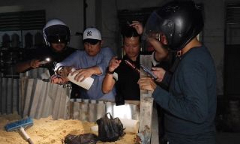 
Satresnarkoba Polresta Pekanbaru menggelar penggerebekan besar-besaran di Kelurahan Kampung Dalam, Selasa (5/5/2026) malam. (mcr)